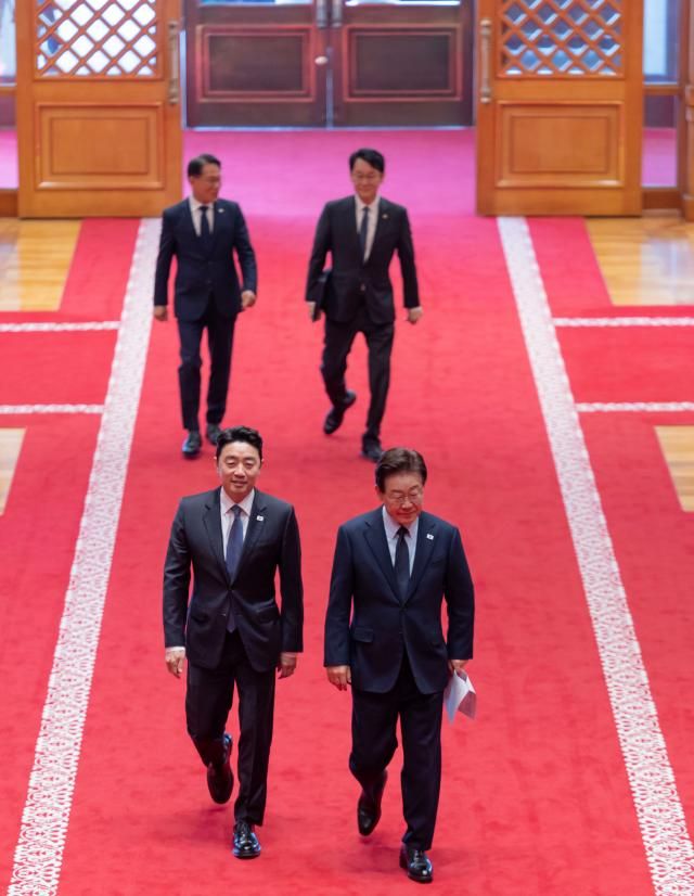 이재명 대통령이 지난달 6일 강훈식 비서실장과 함께 청와대 본관으로 출근하고 있다 사진연합뉴스