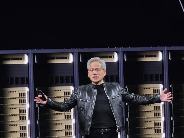 젠슨 황 엔비디아 최고경영자CEO가 1일현지시간 대만 타이베이에서 열린 GTC 타이베이 기조연설에서 발표하고 있다 사진연합뉴스