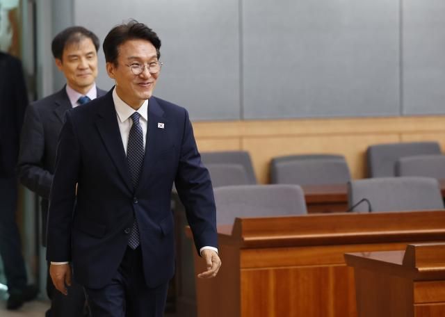 김민석 국무총리가 지난 29일 서울 종로구 정부서울청사 별관에서 열린 국가기후위기대응위원회 전체회의에 참석하기 위해 입장하고 있다 사진연합뉴스