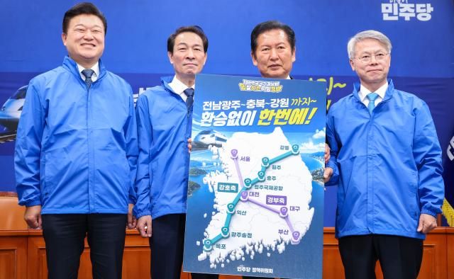 더불어민주당 정청래 대표를 비롯한 관계 시도지사 후보자들이 지난달 19일 국회에서 열린 강호축 철도망 합동 공약 발표 기자회견에서 공약을 설명한 팻말을 들고 기념 촬영하고 있다 왼쪽부터 신용한 충북도지사 후보 우상호 강원도지사 후보 정 대표 민형배 전남광주통합특별시 후보 사진연합뉴스