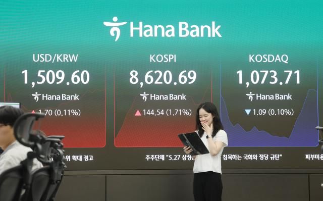 1일 오전 서울 중구 하나은행 딜링룸 모습 사진연합뉴스