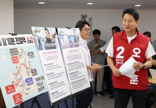 오세훈 국민의힘 서울시장 후보가 지난달 26일 서울 종로구 대왕빌딩 선거캠프에서 도시철도 공약을 발표를 하고 있다 사진연합뉴스