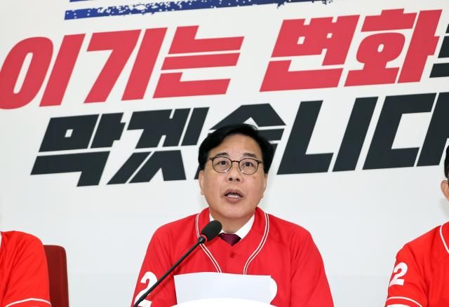 송언석 국민의힘 원내대표 겸 공동선거대책위원장이 1일 국회 원내대표실에서 63 지방선거 대국민 호소 기자간담회를 열고 있다 사진연합뉴스