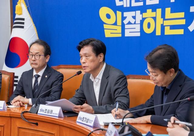 더불어민주당 조승래 중앙당 총괄선거대책본부장이 1일 국회에서 열린 기자간담회에서 이날 오전 대전에서 발생한 한화에어로스페이스 폭발 사고로 중단된 지방선거와 재보선 유세와 민주당의 사고 대응에 관해 밝히고 있다사진연합뉴스