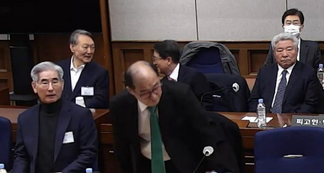 윤석열 전 대통령이 지난 2월 19일 서초구 서울중앙지방법원에서 열린 12·3 비상계엄 관련 내란 우두머리 혐의 1심 선고공판에 출석해 있다 이날 서울중앙지법 형사합의25부지귀연 부장판사는 윤 전 대통령에게 무기징역을 선고했다 사진서울중앙지법