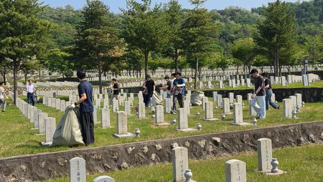 팬오션 임직원 자매결연 묘역 환경 정비 활동 사진팬오션