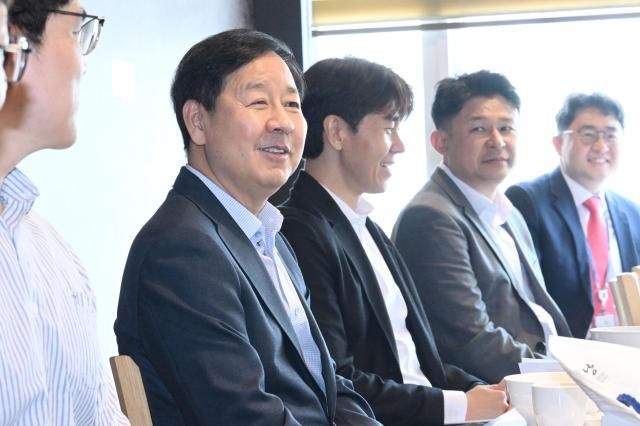 구윤철 부총리 겸 재정경제부 장관이 6월 1일 세종특별자치시 인근에서 열린 재경부 AI 동아리AX집현전20와의 간담회를 주재 인사말을 하고 있다 사진재정경제부