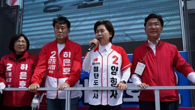 양향자 국민의힘 경기도지사 후보왼쪽 셋째가 1일 경기 군포시 산본시장 인근에서 유권자들에게 지지를 호소하고 있다 사진양향자 후보 캠프