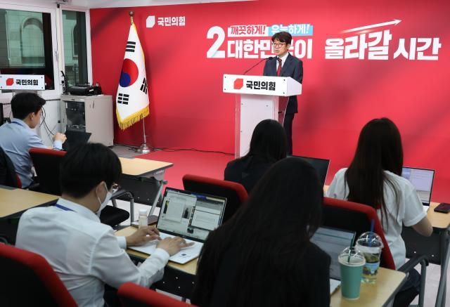 6·3 지방선거-재보선 사전 투표를 하루 앞둔 28일 경기 평택을 국회의원 재선거에 출마한 유의동 국민의힘 후보가 서울 여의도 중앙당사에서 보수 단일화와 관련한 기자회견을 하고 있다 사진연합뉴스