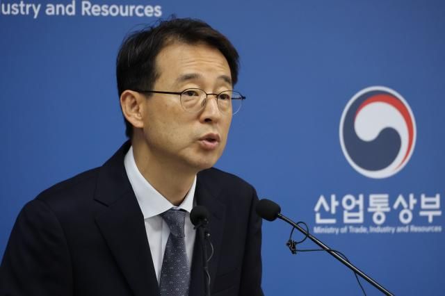 강감찬 산업통상부 무역투자실장이 1일 세종시 정부세종청사에서 5월 수출입 동향을 발표하고 있다 사진연합뉴스