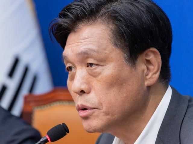 더불어민주당 조승래 중앙당 총괄선거대책본부장이 1일 국회에서 열린 기자간담회에서 이날 오전 대전에서 발생한 한화에어로스페이스 폭발 사고로 중단된 지방선거와 재보선 유세와 민주당의 사고 대응에 관해 밝히고 있다사진연합뉴스