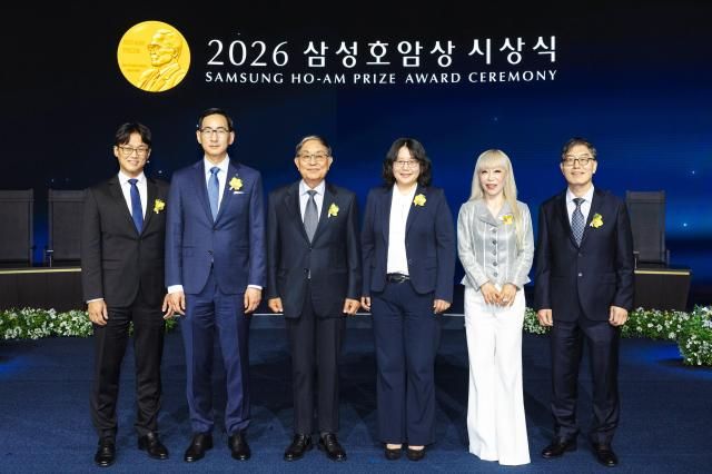 삼성호암상 수상자들이 1일 서울신라호텔 다이너스티홀에서 열린 ‘2026 삼성호암상 시상식’에서 기념 촬영을 하고 있다 왼쪽부터과학상 물리·수학부문 오성진 UC버클리 교수 과학상 화학·생명과학부문 윤태식 위스콘신대 매디슨 교수 공학상 김범만 포스텍 명예교수 의학상 에바 호프만 코펜하겐대 교수 예술상 조수미 성악가 사회봉사상 오동찬 국립소록도병원 의료부장 사진호암재단