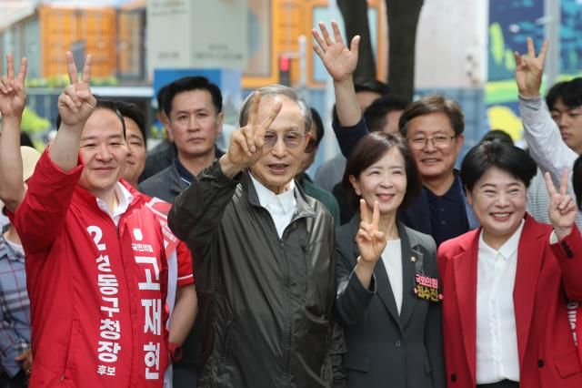 이명박 전 대통령왼쪽 2번이 1일 오전 서울 성동구 서울숲을 방문해 국민의힘 후보 지원 유세에 나서며 포즈를 취하고 있다 사진연합뉴스