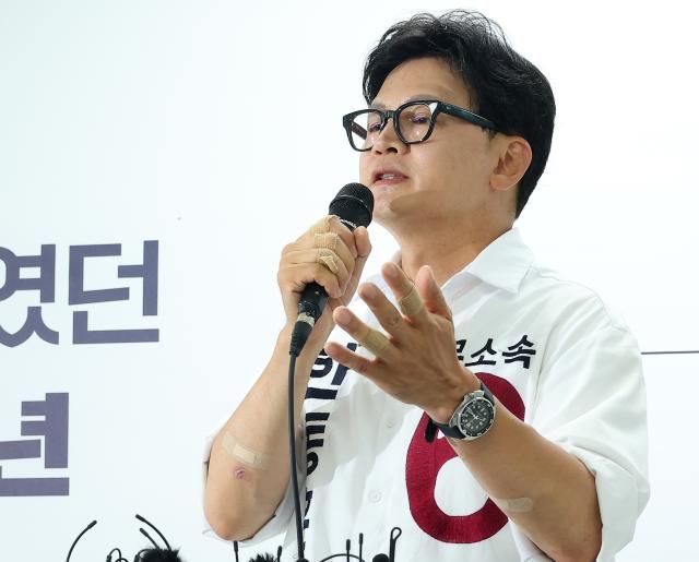 6·3 부산 북갑 국회의원 보궐선거에 출마한 한동훈 무소속 후보가 1일 오후 부산 북구 선거사무소에서 기자회견에 입장하고 있다 손에는 반창고가 붙어 있다 사진연합뉴스