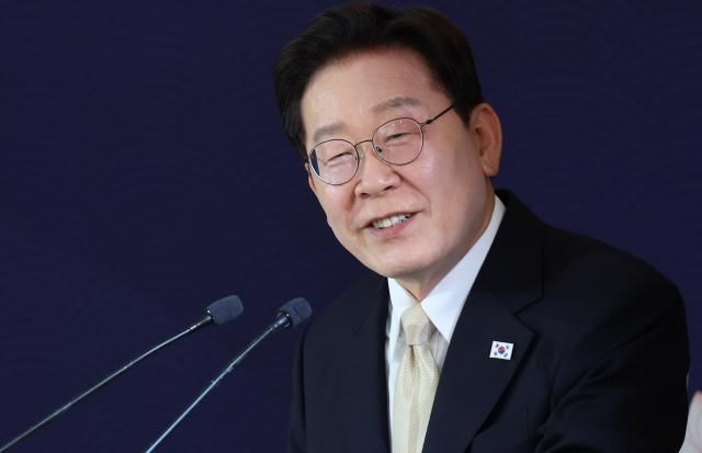 이재명 대통령이 9일현지시간 벨기에 브뤼셀 한 호텔에서 열린 동포 만찬간담회에서 인사말을 하고 있다 사진연합뉴스