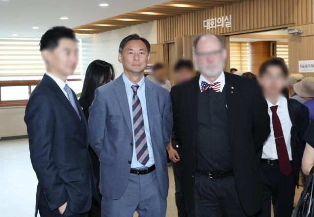 모스 탄한국명 단현명 미국 리버티대 교수가 지난달 29일 사전투표가 진행되고 있는 경기도 평택시 안중읍 행정복지센터를 방문하고 있다 사진연합뉴스