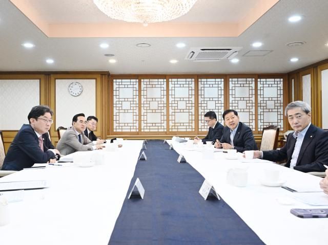 10일 서울 종로구 정부서울청사에서 열린 확대거시재정금융간담회에서 참석자들이 회의 시작에 앞서 대화하고 있다사진기획예산처