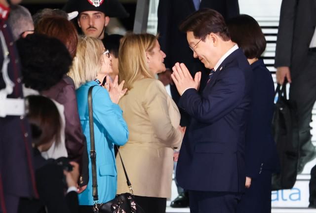 이탈리아를 국빈 방문한 이재명 대통령과 김혜경 여사가 10일현지시간 로마 피우미치노 국제공항에서 영접 인사들과 인사하고 있다 사진연합뉴스
