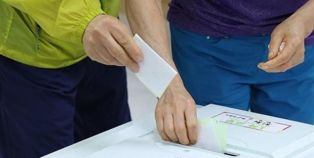  제9회 전국동시지방선거 본 투표일인 3일 대구 달서구 진천동행정복지센터에 마련된 투표소에서 유권자가 투표하고 있다사진연합뉴스