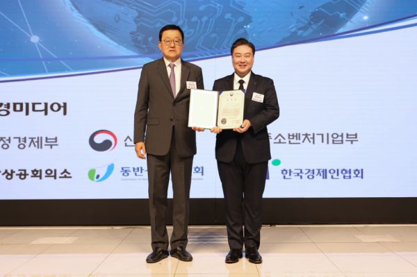 지난 9일 열린 시상식에서 최준호 형지엘리트 대표오른쪽와 홍석우 전 지식경제부 장관이 기념사진을 촬영하고 있다 사진형지엘리트