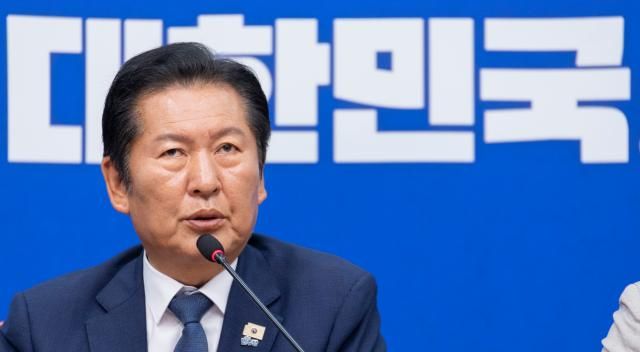 정청래 더불어민주당 대표가 10일 국회에서 지방선거 이후 처음으로 열린 최고위원회의에서 발언하고 있다 사진연합뉴스