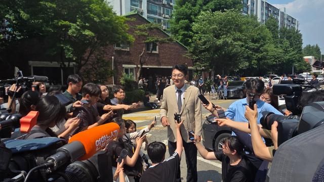 김정철 개혁신당 최고위원이 10일 서울 송파구 경로당 앞에서 기자들에게 발언하고 있다 사진박종호 기자