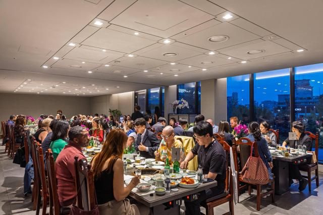 지난 9일 서울 강남구 신사동 삼원가든에서 열린 Explore Seoul with Connections 행사에서 해외 럭셔리 관광 바이어들이 한우를 활용한 한식 만찬을 즐기고 있다 사진한우자조금