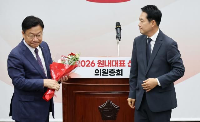 정점식 국민의힘 신임 원내대표왼쪽가 10일 국회에서 원내대표로 선출된 뒤 장동혁 대표로부터 꽃다발을 받고 있다 사진연합뉴스