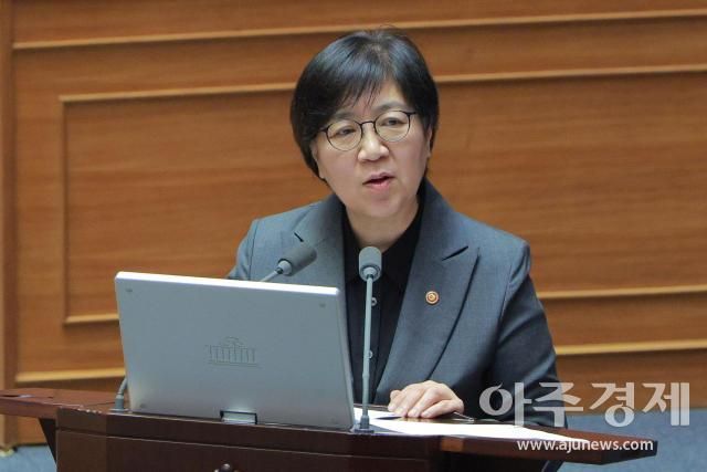 정은경 보건복지부 장관이 서울 여의도 국회에서 열린 제434회국회임시회 제4차 본회의 교육·사회·문화 분야 대정부질문에서 의원 질의에 답변하고 있다 사진유대길 기자 dbeorlf123ajunewscom