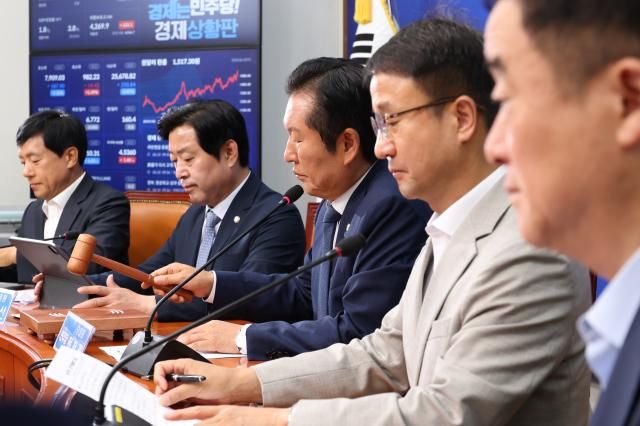 더불어민주당 정청래 대표가 10일 국회에서 열린 최고위원회의에서 의사봉을 두드리고 있다사진연합뉴스