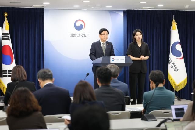 최교진 교육부 장관이 9일 서울 종로구 정부서울청사에서 10대 청소년 자살예방 범정부 추진 대책을 브리핑하고 있다 사진연합뉴스