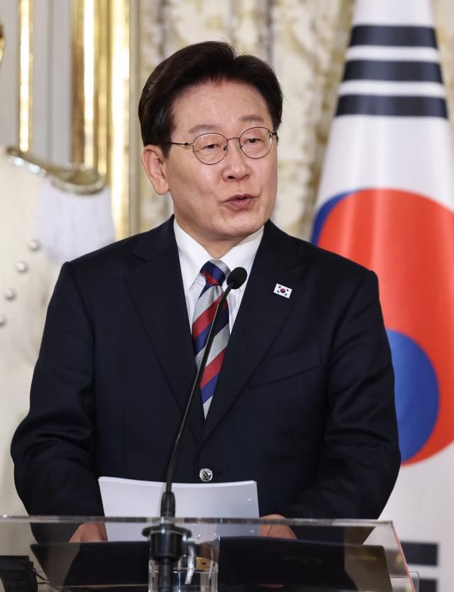 이재명 대통령이 11일현지시간 로마 대통령궁에서 열린 세르지오 마타렐라 이탈리아 대통령과의 공동언론발표에서 발언을 하고 있다 사진연합뉴스 