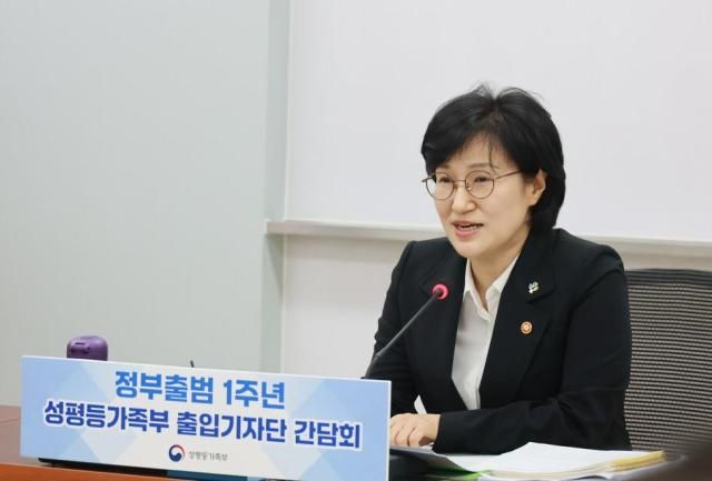 원민경 성평등가족부 장관이 11일 오전 정부서울청사에서 열린 정부출범 1주년 성평등가족부 출입기자단 간담회에서 모두발언을 하고 있다 사진성평등가족부
