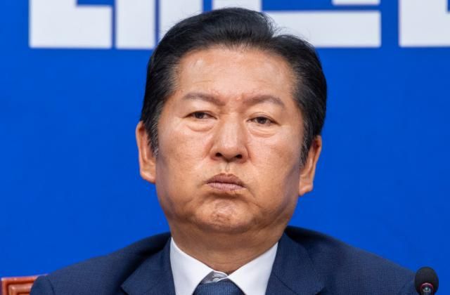 더불어민주당 정청래 대표가 지난 10일 국회에서 지방선거 이후 처음으로 열린 최고위원회의에서 선거 결과에 대한 지도부 책임론을 강조하는 황명선 최고위원의 발언을 듣고 있다사진연합뉴스
