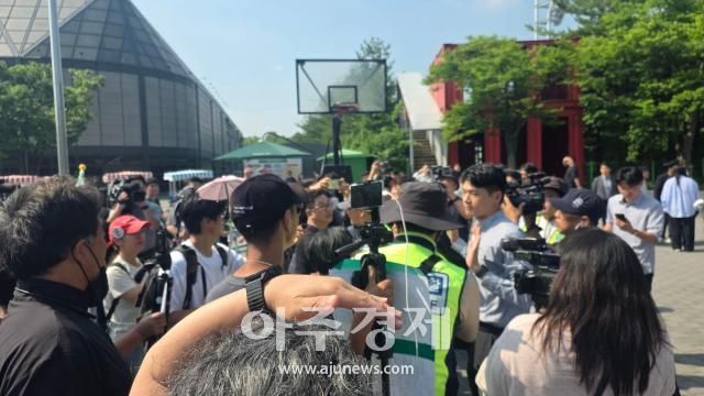 대한체육회 경기단체연합회가 10일 올림픽공원 핸드볼경기장에서 기자회견을 열었다 이날 일부 시민들이 충돌하기도 했다 사진박종호 기자 
