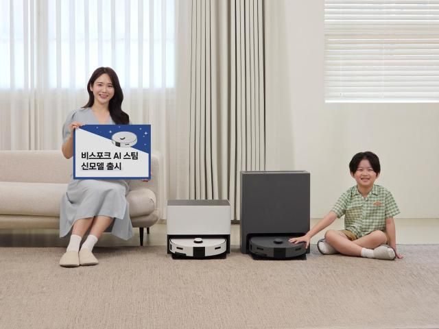 삼성전자 모델이 프리미엄 핵심 기능은 유지하고 실용성을 높인 비스포크 AI 스팀 신제품을 소개하고 있다 사진삼성전자