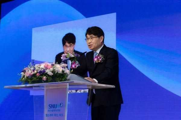 전영태 신임 분당서울대병원장이 10일 병원 헬스케어혁신파크 미래홀에서 열린 제15대 원장 취임식에서 취임사를 하고 있다 사진분당서울대병원