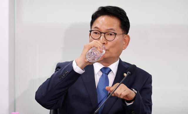 송영길 더불어민주당 의원이 9일 국회 의원회관에서 열린 이재명 정부 2년 차 더 과감한 개혁이다 포럼에 참석해 물을 마시고 있다 사진연합뉴스