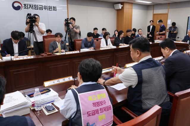 권순원 최저임금위원장이 11일 정부세종청사 최저임금위원회에서 열린 제5차 전원회의를 주재하고 있다사진연합뉴스