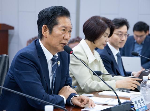 더불어민주당 정청래 대표가 11일 국회에서 의원회관에서 민주당 민주연구원 정책위원회가 주최한 이재명 정부 출범 1주년 기념 토론회에서 축사하고 있다사진연합뉴스