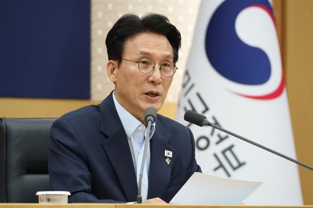 김민석 국무총리가 11일 세종시 정부세종청사 국무회의장에서 국민 참정권 침해 문제 관련 관계장관회의를 주재하고 있다 사진연합뉴스