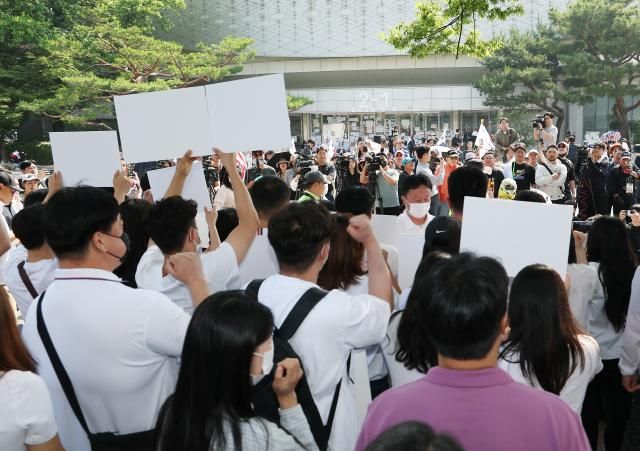 6·3 지방선거 투표용지 부족 사태로 빚어진 잠실 개표소 봉쇄 시위가 이어지고 있는 11일 서울 송파구 올림픽공원 핸드볼경기장 앞에서 체육단체들이 연 업무 정상화 호소문 발표 기자회견에서 참가자들이 구호를 외치고 있다 사진연합뉴스