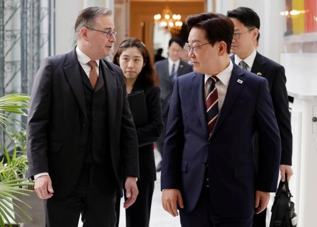 이재명 대통령과 바르트 더 베버르 벨기에 총리가 10일현지시간 브뤼셀 총리관저 내 정상회담장으로 이동하고 있다 사진연합뉴스
