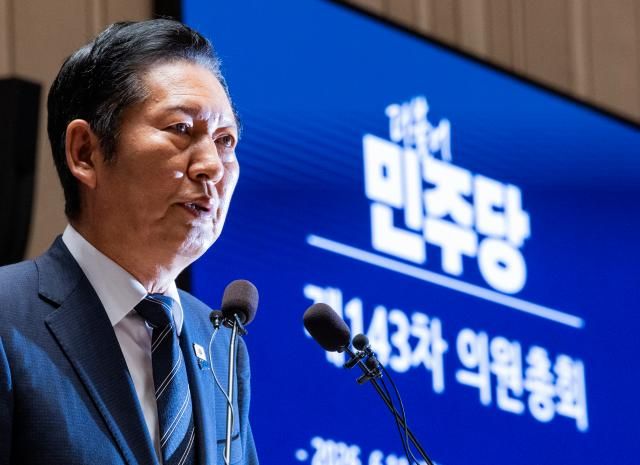 더불어민주당 정청래 대표가 11일 국회에서 열린 의원총회에서 발언하고 있다사진연합뉴스