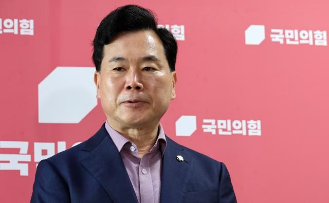 11일 국민의힘 신임 원내운영수석부대표에 내정된 김승수 의원이 국회에서 소감을 밝히고 있다 사진연합뉴스