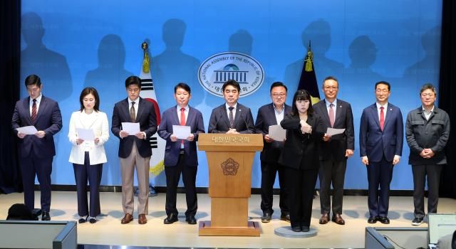 이성권 의원왼쪽 다섯째 등 국민의힘 내 소장파 모임 대안과 미래 소속 의원들이 11일 국회 소통관에서 기자회견을 열고 장동혁 대표의 사퇴를 요구하고 있다 사진연합뉴스