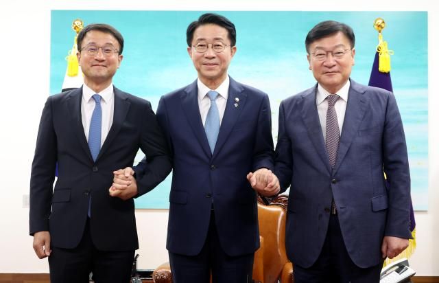 조정식 국회의장이 11일 서울 여의도 국회의장 집무실에서 여야 원내대표와 회동 전 기념 촬영을 하고 있다 왼쪽부터 한병도 더불어민주당 원내대표 조 국회의장 정점식 국민의힘 원내대표 사진연합뉴스
