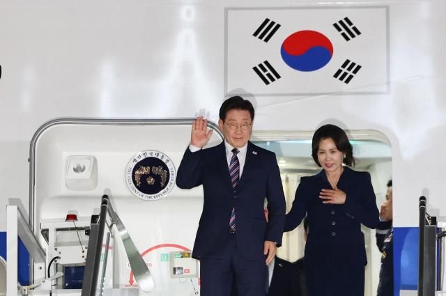 이탈리아를 국빈 방문한 이재명 대통령과 김혜경 여사가 10일현지시간 로마 피우미치노 국제공항에 도착한 공군 1호기에서 환영객에게 인사하고 있다 사진연합뉴스