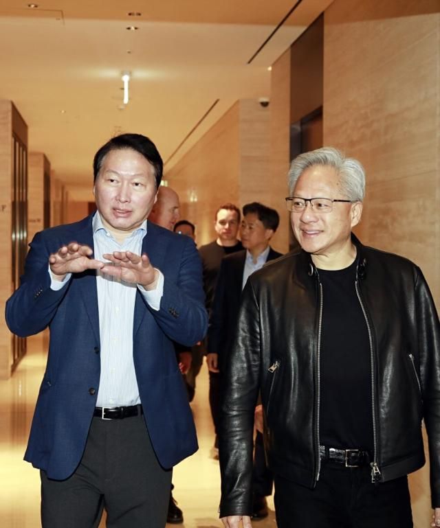 최태원 SK그룹 회장과 젠슨 황 엔비디아 최고경영자CEO가 8일 서울 종로구 SK 그룹 서린사옥에서 만나 환담을 하고 있다 사진SK텔레콤