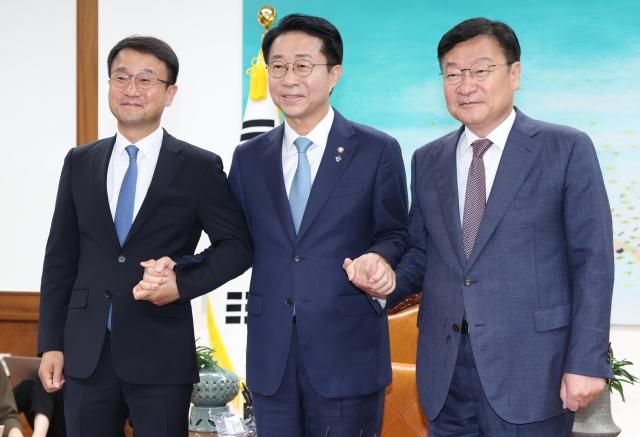 조정식 국회의장이 11일 서울 여의도 국회의장 집무실에서 여야 원내대표와 회동 전 기념 촬영을 하고 있다 왼쪽부터 한병도 더불어민주당 원내대표 조 국회의장 정점식 국민의힘 원내대표 사진연합뉴스